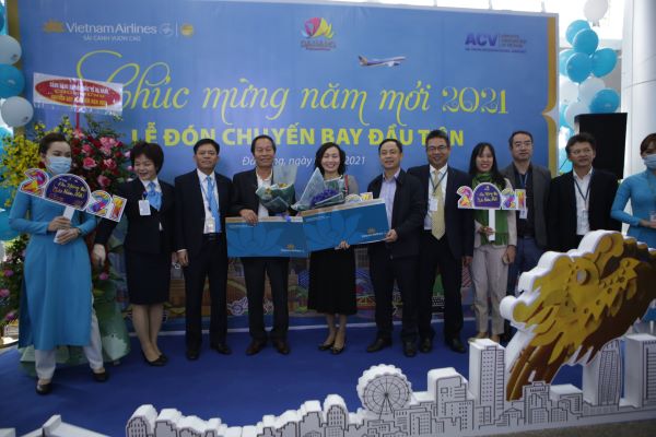 Đà Nẵng đón chuyến bay nội địa đầu tiên năm mới 2021, du khách chủ yếu đến từ Hà Nội