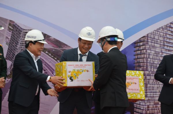 Và tặng quà cho đại diện liên danh các nhà thầu thi công, ông Lê Văn Trung, Tổng giám đốc Công ty 