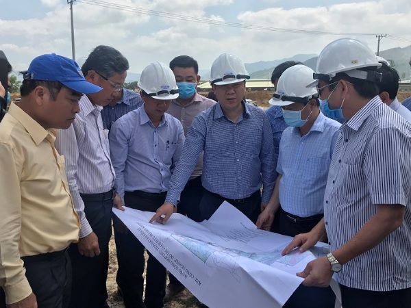 Đoàn công tác của lãnh đạo tỉnh Bình Định do ông Nguyễn Phi Long, Chủ tịch UBND tỉnh dẫn đầu kiểm tra tiến độ thi công Dự án 