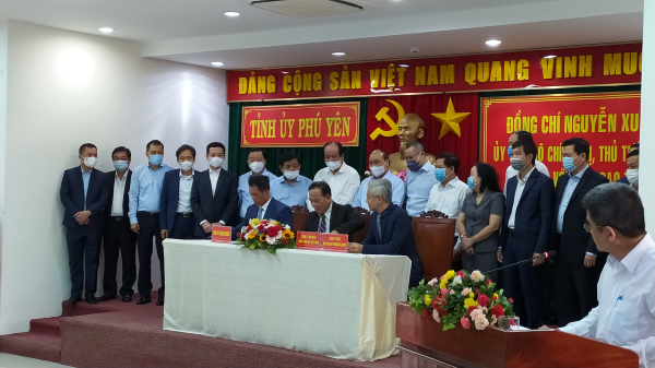 Và chứng kiến ký kết Hợp đồng tài trợ quy hoạch chiến lược tỉnh Phú Yên