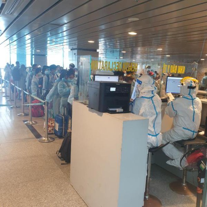 Hành khách ra cửa sân bay quốc tế Đà Nẵng trong điều kiện đảm bảo an toàn nghiêm ngặt phòng chống dịch bệnh Covid-19