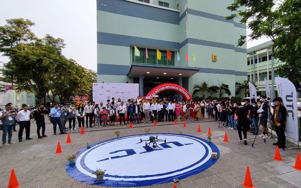 Trình diễn máy bay không người lãi tại Lễ khai trương học viện đào tạo phi công lái máy bay không người lái