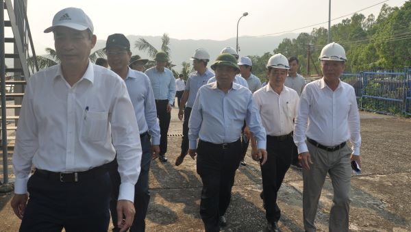 Bộ trưởng Nguyễn Chí Dũng (ở giữa) và đoàn công tác của của Bộ, lãnh đạo UBND TP Đà Nẵng thị sát thực địa vị trí xây dựng cảng Liên Chiểu