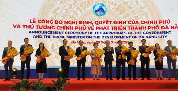 Tại Lễ công bố, lãnh đạo Thành phố Đà Nẵng cũng đã trao hoa cảm ơn các đơn vị đã đề xuất ý tưởng quy hoạch và tài trợ cho quy hoạch cho các doanh nghiệp