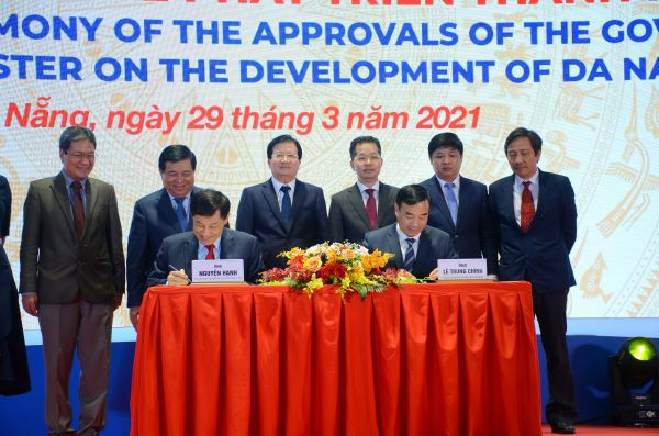 Chứng kiến Lễ ký kết tài trợ Lập quy hoạch Trung tâm tài chính Thành phố Đà Nẵng giữa UBND TP Đà Nẵng và Công ty TNHH KNK Liên Thái Bình Dương