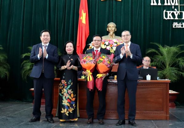 Ông Đào Mỹ (ôm hoa) được bầu giữ chức Phó Chủ tịch UBND tỉnh Phú Yên