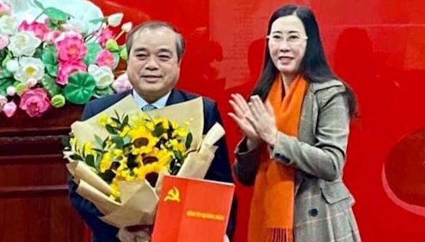 Tháng 1/2021, bà Bùi Thị Quỳnh Vân, Bí thư Tỉnh uỷ Quảng Ngãi tặng hoa chúc mừng ông Trần Hoàng Tuấn được phân công làm Trưởng Ban Nội chính Tỉnh uỷ. 6 tháng sau, ông Tuấn được bầu giữ chức Phó Chủ tịch UBND tỉnh Quảng Ngãi nhiệm kỳ 2021-2026