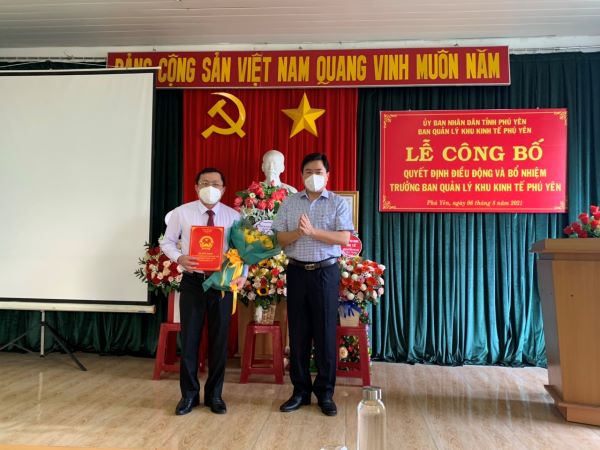 Ông Trần Hữu Thế (bìa phải) Chủ tịch UBND tỉnh Phú Yên trao quyết định bổ nhiệm Trưởng Ban quản lý KKT Phú Yên cho ông Nguyễn Xuân Hùng