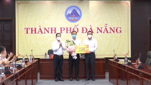 Lãnh đạo thành phố Đà Nẵng tiếp nhận gói hỗ trợ từ Sungroup