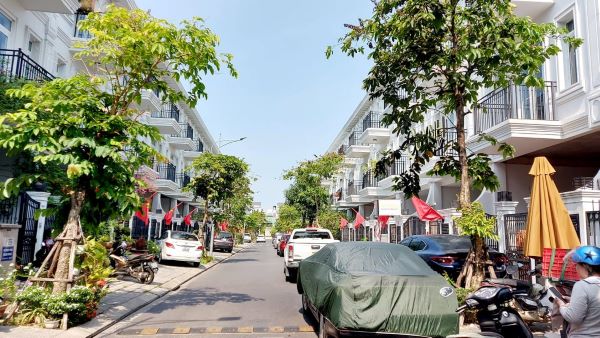 Những nhì nhằng về thủ tục pháp lý kéo dài khiến các hộ dân mua nhà vào ở tại Khu đô thị Phú Gia Compound chưa được cấp giấy chứng nhận quyền sở hữu nhà và đất
