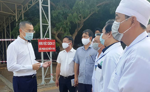 Bí thư Tỉnh ủy Phú Yên Phạm Đại Dương (bìa trái) kiểm tra công tác điều trị, phòng chống Covid-19 tại Bệnh viện Đa khoa tỉnh Phú Yên