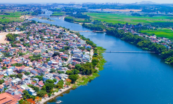 Sông Trà Bồng chảy qua thị trấn Châu Ổ (tỉnh Quảng Ngãi)