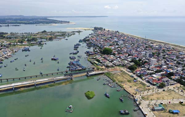 Xã Nghĩa An (TP Quảng Ngãi) - bên phải, là phần diện tích nhô ra biển đang được tỉnh Quảng Ngãi hướng đến đô thị hỗn hợp ven biển 