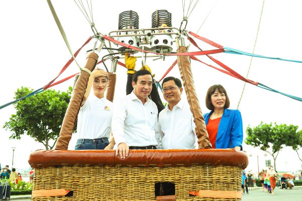 Lãnh đạo thành phố Đà Nẵng bay cùng khinh khí cầu khai mạc ngày hội 