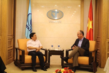 Phó chủ tịch cấp cao của Tập đoàn Gap, Inc trong buổi làm việc với ông Lê Tiến Trường, Tổng giám đốc Tập đoàn Dệt May Việt Nam