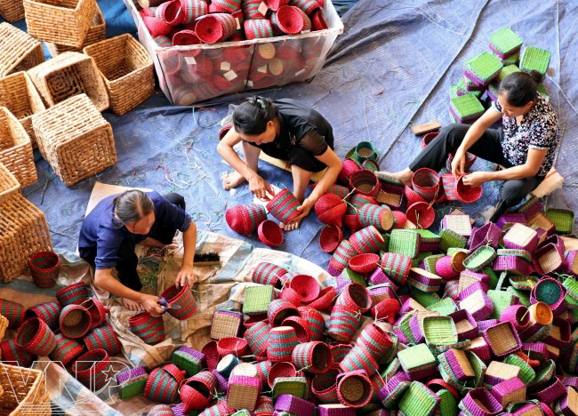 Thủ công mỹ nghệ, dệt may, giày dép...là những mặt hàng xuất khẩu chủ lực của Ninh Bình.