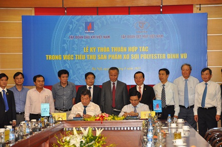Thứ trưởng Bộ Công thương Trần Quốc Khánh chứng kiến lễ ký thỏa thuận tiêu thụ xơ sợi giữa Vinatex và PVN.