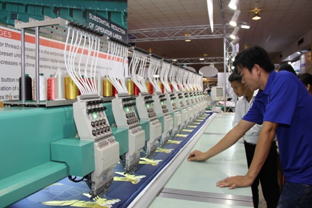 Tập đoàn Hằng Thiên chào bán nhiều máy móc thiết bị mới cho Vinatex.