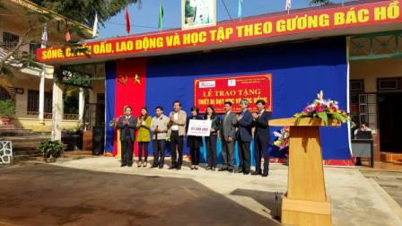TS Nguyễn Anh Tuấn, Nguyên Tổng biên tập Báo Đầu tư trao thiết bị dạy học, máy tính cho các Trường THCS tại TP>Sơn La.