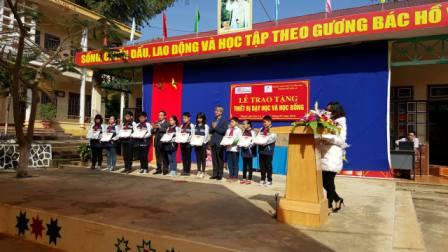 Ông Nguyễn Quốc Việt, Ủy viên BBT Báo Đầu tư trao 10 suất học bổng cho các em học sinh đạt giải Quốc gia Trường THCS Nguyễn Trãi, TP Sơn La