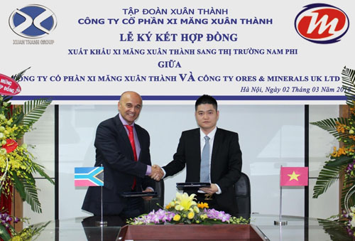 Đại diện Công ty CP Xi măng Xuân Thành với Công ty Ores&Minerals UK Ltd tại lễ ký.