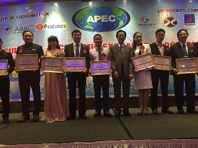 Ông Nguyễn Văn Cần,  Trưởng phòng NC & PT TCT 28 nhận Cúp vàng & Bằng chứng nhận “doanh nghiệp tiêu biểu APEC” tại Singapore.