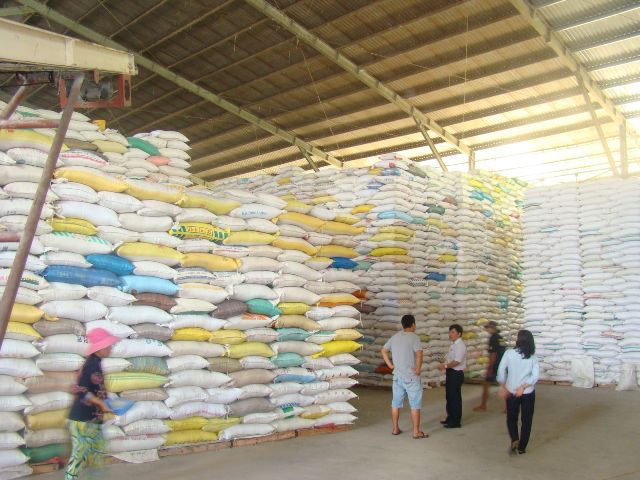 Bộ Công Thương theo dõi sát diễn biến thị trường nhập khẩu, đặc biệt là các mặt hàng như: lúa gạo, nông sản, thủy sản, tình hình sản xuất lúa gạo, nông sản, thủy sản trong nước và diễn biến cung cầu, giá cả 