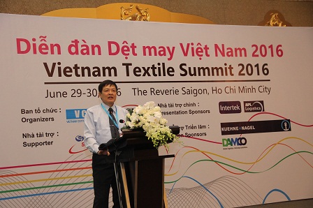 Ông Nguyễn Sơn, Phó chủ tịch VCOSA cho rằng, “nút thắt cổ chai” về nguyên liệu, đặc biệt là sản xuất vải khiến DN dệt may phụ thuộc quá nhiều vào nhập khẩu.