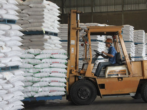 đối tượng và phạm vi tham gia đấu giá là thương nhân sử dụng đường thô để sản xuất đường tinh luyện