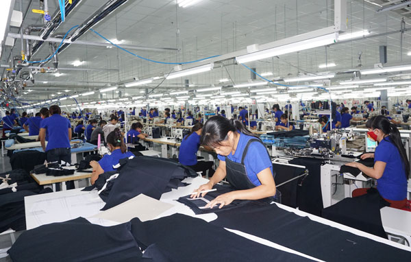 Dây chuyền sản xuất hàng may mặc xuất khẩu tại Nhà máy may Matsuoka Phú Thọ.