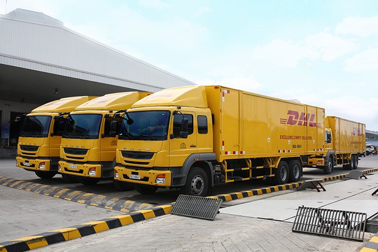 hiệu FUSO vừa chính thức bàn giao 18 xe tải nặng FUSO Fighter FJ 24 tấn mới cho công ty hậu cần hàng đầu thế giới, DHL Supply Chain