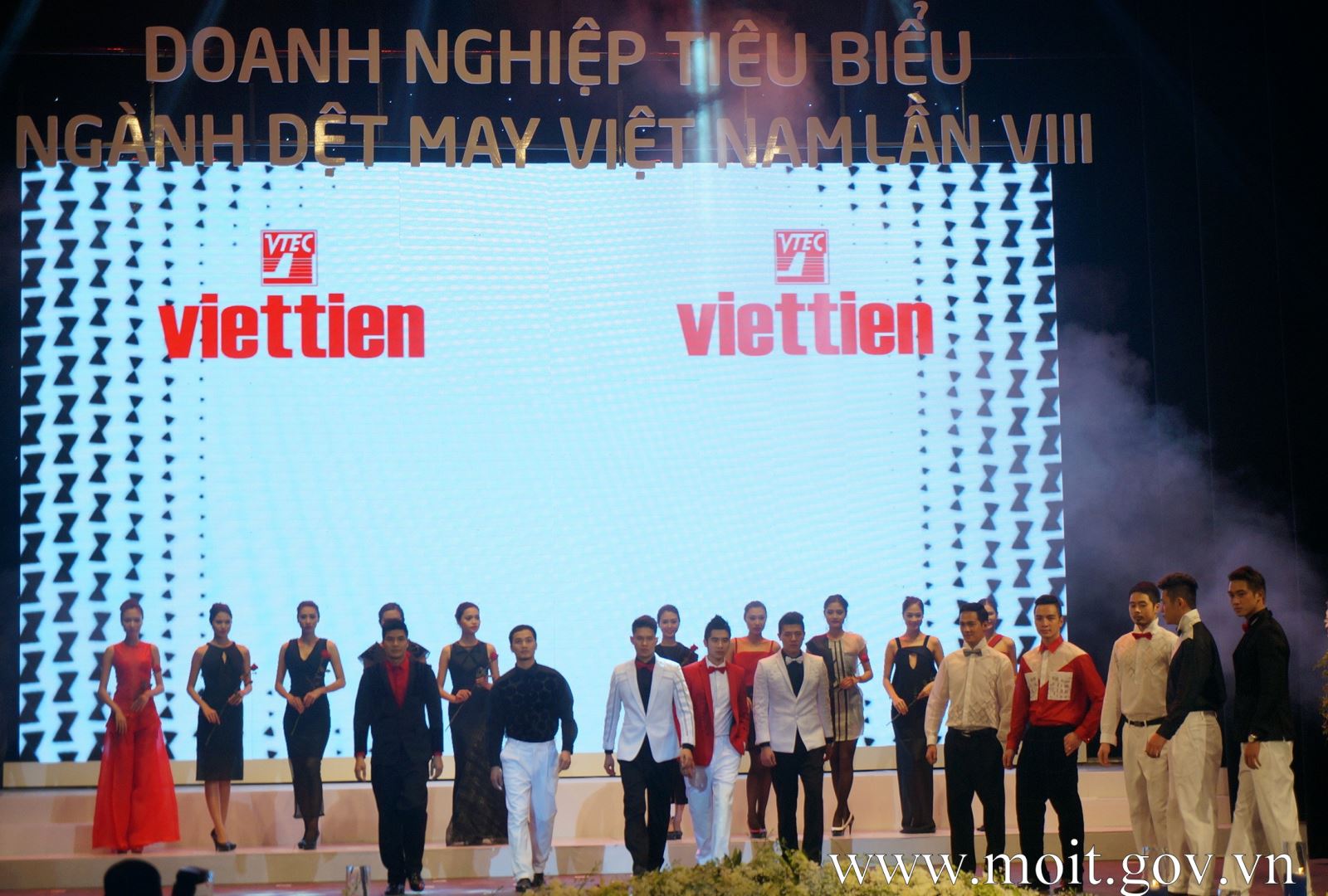 May Việt Tiến là doanh nghiệp lớn trong ngành dệt may Việt Nam, với doanh thu đạt được trong năm 2015 hơn 6.300 tỷ đồng đã được công nhận ưu tiên về hải quan.
