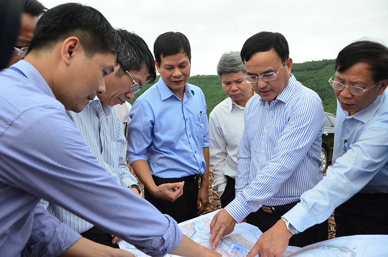 Đoàn công tác của EVN kiểm tra thực địa tại công trường Trung tâm Điện lực Quảng Trạch.