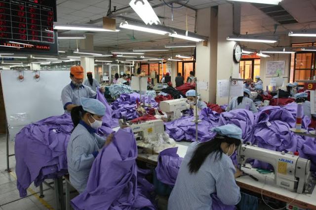 , với diễn biến bất lợi của Hiệp định Đối tác xuyên Thái Bình Dương (TPP), dòng dịch chuyển giao dịch mua bán và đầu tư trong ngành dệt may thế giới vào Việt Nam đã có dấu hiệu chậm lại. 