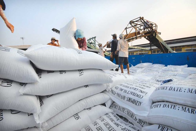 Quyết định xả kho 8 triệu tấn gạo tồn của Thái Lan càng khiến xuất khẩu gạo của Việt Nam thêm phần chật vật.