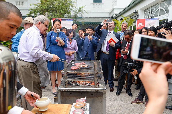 Bộ trưởng Nông nghiệp và Thực phẩm Canada, MacAulay chế biến món ăn từ thịt bò tại Hà Nội.
