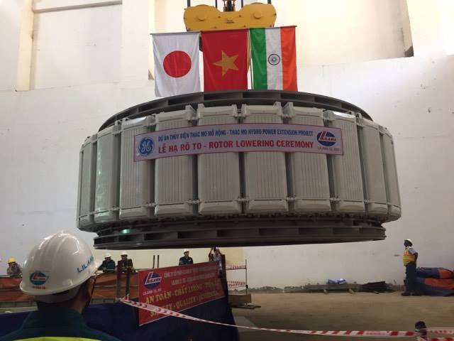 , rotor máy phát với trọng lượng 204 tấn, đường kính roto là 6,412m thuộc Nhà máy thuỷ điện Thác Mơ mở rộng đã được Tập đoàn Điện lực Việt Nam lắp đặt đúng vào vị trí thành công, sau hơn 2 giờ dịch chuyển vào vị trí.