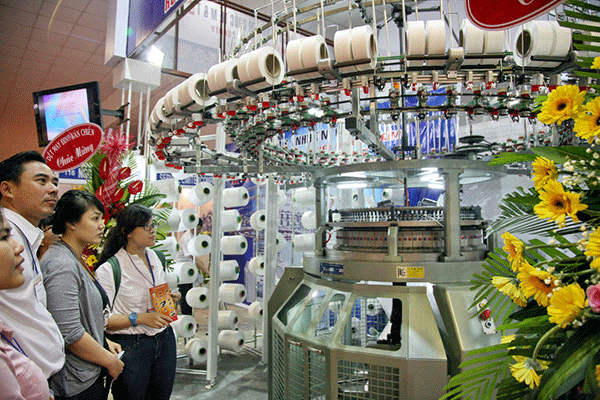 Với quy mô xuất khẩu lên tới 35 tỷ USD, ngành dệt may Việt Nam có sức hút lớn với các nhà sản xuất máy móc, thiết bị và nguyên phụ liệu.
