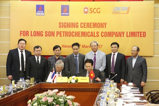 Chủ tịch HĐTV Tập đoàn Nguyễn Vũ Trường Sơn và Tổng giám đốc Siam Cement Group (SCG) ký kết các văn kiện liên quan đến Dự án lọc hóa dầu Long Sơn.