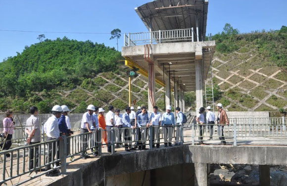 Đoàn kiểm tra làm việc tại nhà máy Thủy điện A Roàng,  huyện A Lưới, tỉnh Thừa Thiên Huế (Ảnh: Báo Công thương).