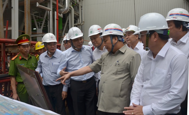 Lãnh đạo Tập đoàn Điện lực Việt Nam (EVN) báo cáo Thủ tướng Chính phủ Nguyễn Xuân Phúc tại buổi làm việc của Thủ tướng và đoàn công tác của Chính phủ tại Nhà máy Nhiệt điện Thái Bình.