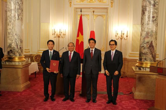 Bộ trưởng Trần Tuấn Anh ký kết Thỏa thuận hợp tác với Chủ tịch Tổ chức Xúc tiến Ngoại thương Nhật Bản (JETRO) dưới sự chứng kiến của 2 Thủ tướng Việt Nam và Nhật Bản.