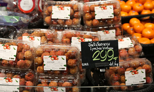 Vải thiều Việt Nam đang được bày bán tại 2 siêu thị Tops, Central Food Hall (Thái Lan) với giá 299 baht/kg, tương đương 200.000 đồng. Ảnh Central Group 