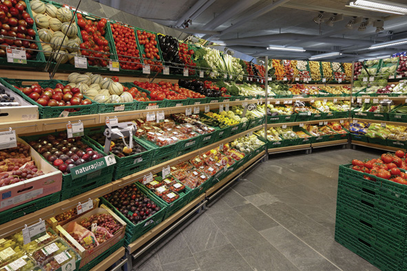Coop Italia là hệ thống phân phối với các chuỗi siêu thị và trung tâm thương mại lớn nhất của Italia, thị phần bán lẻ chiếm 20% thị trường Italia với doanh thu hàng năm khoảng 13 tỷ euro