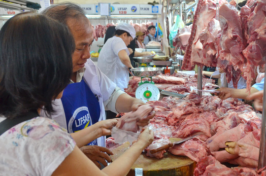 GIá thịt lợn tại Trung Quốc từ đầu năm 2017 đến nay vẫn đang tiếp đà giảm so với cùng kỳ tới 2 con số. Dự báo trong ngắn hạn thời gian ngắn sẽ ít khả năng có biến động lớn về giá