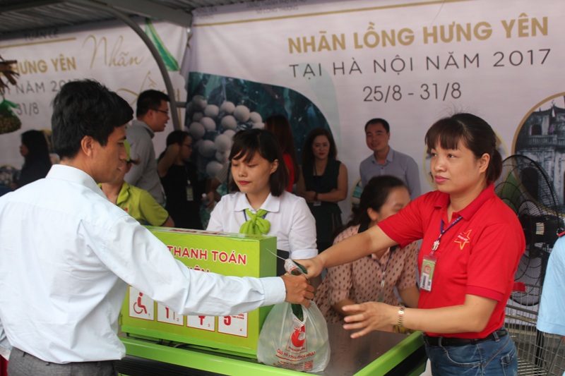 Khách hàng mua nhãn lồng Hưng Yên ngay tại lễ khai mạc Tuần lễ nhãn lồng Hưng Yên tại Hà Nội 2017.