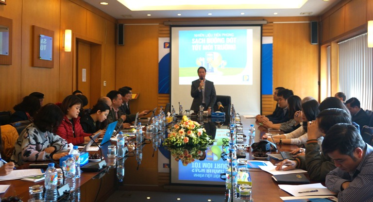 Phó tổng giám đốc Petrolimex, Nguyễn Quang Dũng cho biết, Tập đoàn sẽ chính thức trở thành doanh nghiệp đầu tiên phân phối nhiên liệu Điêzen 0,001S-V (EURO5) (viết tắt DO 0,001S-V hay DO-V) tại thị trường Việt Nam từ ngày 01/01/2018. 