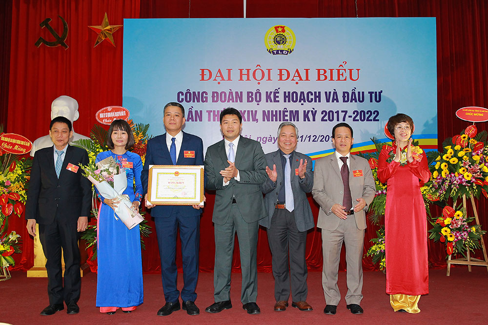 Công đoàn Bộ Kế hoạch và Đầu tư nhận Cờ công đoàn Xuất sắc từ Công đoàn Viên chức Việt Nam