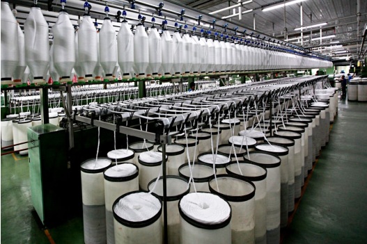 Vinatex góp 52% vốn điều lệ tại Công ty CP Vinatex Phú Hưng. Đây là doanh nghiệp chuyên sản xuất, kinh doanh xơ sợi xuất khẩu tại Thừa Thiên Huế.