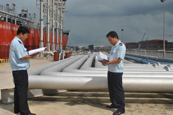 Năm 2017, Việt Nam nhập siêu từ khu vực Đông Nam Á 5,9 tỷ USD, trong đó mặt hàng xăng dầu có kim ngạch nhập khẩu lớn từ các thị trường Singapore và Malaysia.
